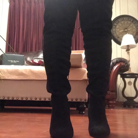 Black knee high boot. Never worn - Picture 4 of 6